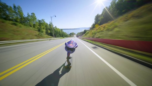 Con lo skateboard a 150 km orari, il record da brividi