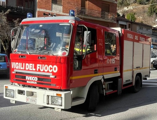 Incendio garage a Ormea: distrutta la vettura parcheggiata all'interno e ingenti danni alla struttura