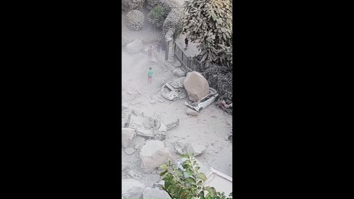 Terremoto a Pozzuoli, il costone crolla e travolge le auto