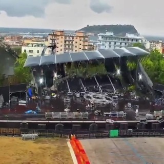 Maltempo a Bagnoli, crolla il palco del concerto all'ex Base Nato: le immagini impressionanti Maltempo a Bagnoli, crolla il palco del concerto all'ex Base Nato: le immagini impressionanti
