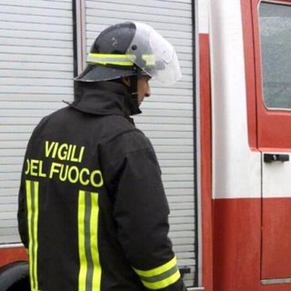 Barolo, incendio sul tetto di un capannone in via La Morra