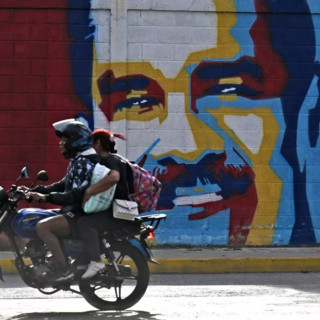 Un murales raffigurante Maduro (foto Afp - Adnkronos)