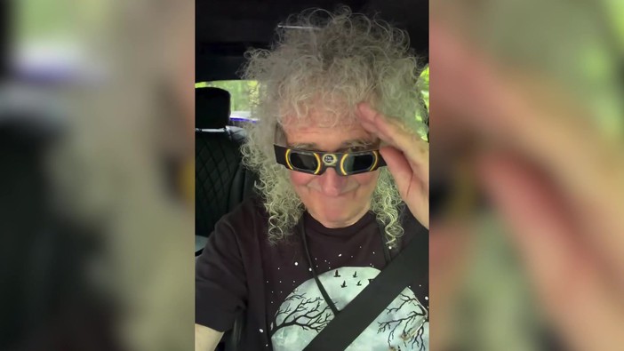 Brian May in Spagna a caccia dell'eclissi solare sulle note dei Pink Floyd Brian May in Spagna a caccia dell'eclissi solare sulle note dei Pink Floyd