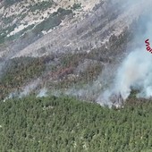 Abruzzo in fiamme, droni e Canadair in azione per spegnere gli incendi Abruzzo in fiamme, droni e Canadair in azione per spegnere gli incendi
