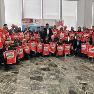 I rappresentanti dei Comuni piemontesi esibiscono la maglia celebrativa