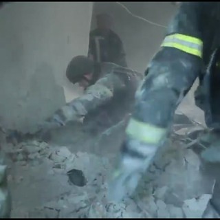 Massiccio attacco russo sull'Ucraina, i soccorsi a Kiev tra gli edifici distrutti Massiccio attacco russo sull'Ucraina, i soccorsi a Kiev tra gli edifici distrutti