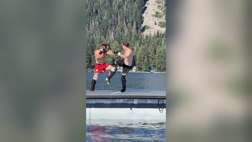 Mark Zuckerberg sfida il campione di arti marziali in mezzo a un lago, il video del combattimento Mark Zuckerberg sfida il campione di arti marziali in mezzo a un lago, il video del combattimento