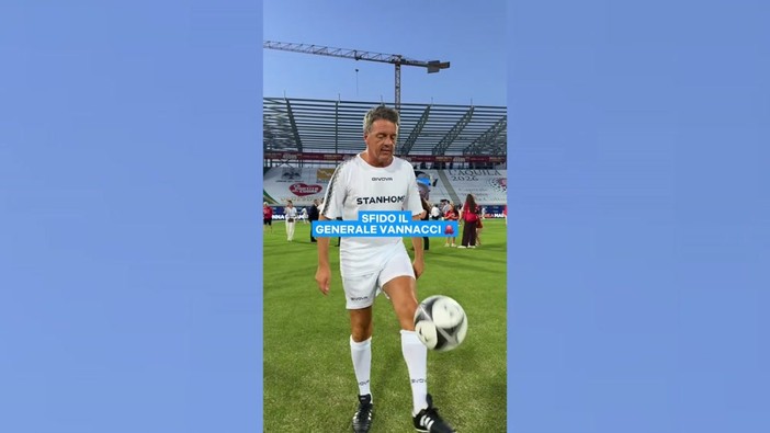 Renzi campione di palleggi lancia la sfida sportiva a Vannacci: "Ma non a calcio..."