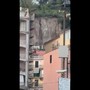 Terremoto a Pozzuoli, la parete di roccia crolla