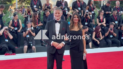Venezia 83, il ministro Giuli sul red carpet con i colori della Palestina
