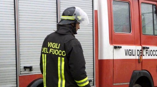 Barolo, principio di incendio sul tetto di un capannone in via La Morra