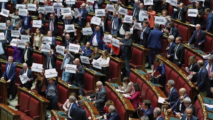 Legge elettorale, l'opposizione riempie l'Aula di cartelli 'Truffa' e 'Imbroglio' Legge elettorale, l'opposizione riempie l'Aula di cartelli 'Truffa' e 'Imbroglio'
