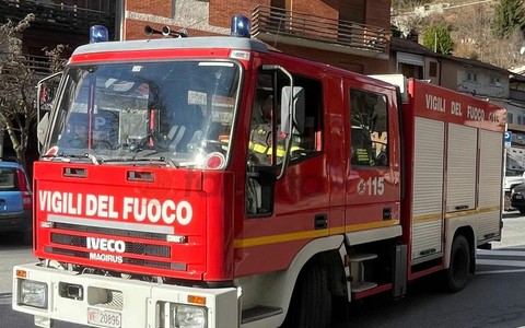 Serravalle Langhe: tetto in fiamme, necessario l'intervento dei vigili del fuoco