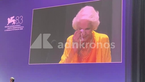 A Ellen Burstyn il Leone d'oro alla carriera, le lacrime dell'attrice a Venezia 83 A Ellen Burstyn il Leone d'oro alla carriera, le lacrime dell'attrice a Venezia 83