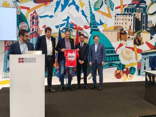 La maglia di Bra esibita dal consigliere comunale Ettore Sanino La maglia di Bra esibita dal consigliere comunale Ettore Sanino