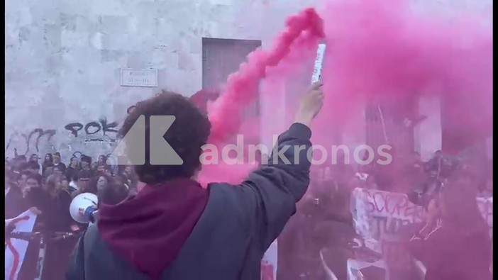 Cortei a Roma, studenti intonano 'Bella ciao' Cortei a Roma, studenti intonano 'Bella ciao'