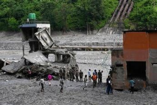 Nepal, cittadino cinese estratto vivo da un tunnel a 10 giorni dall'alluvione Nepal, cittadino cinese estratto vivo da un tunnel a 10 giorni dall'alluvione