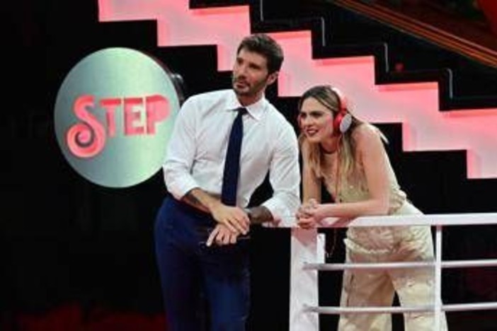 De Martino al concerto di Rosalía, al suo fianco Brenda Lodigiani: amore o amicizia?