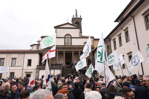 A Pontida l’ultimo saluto dei militanti leghisti a Bossi