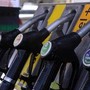 Benzina e diesel, prezzi calano ancora: verde ai minimi da oltre 4 anni