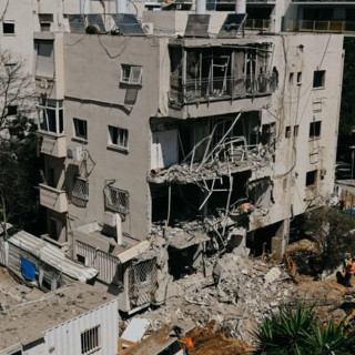 Ondata di missili balistici dall’Iran contro Israele, sei feriti