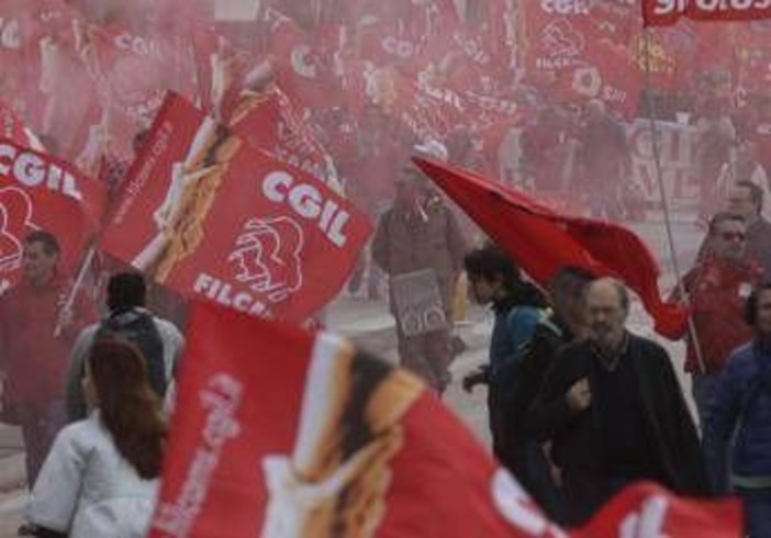 Sciopero generale 12 dicembre, stop di 24 ore contro la manovra: cortei in tutta Italia Sciopero generale 12 dicembre, stop di 24 ore contro la manovra: cortei in tutta Italia
