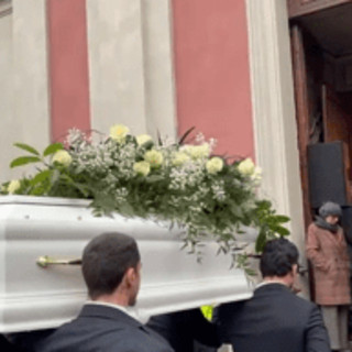 Asti, è il giorno del funerale di Zoe Trinchero: bara bianca coperta di rose Asti, è il giorno del funerale di Zoe Trinchero: bara bianca coperta di rose
