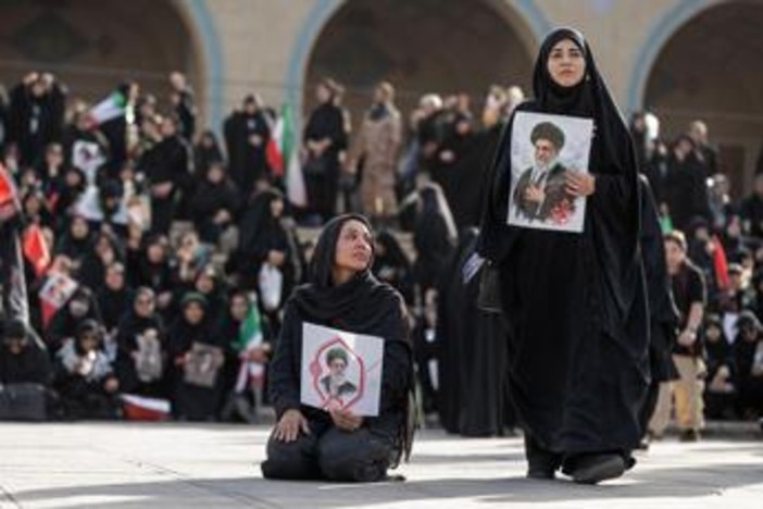 Iran-Usa, colloqui in pausa per i funerali di Khamenei: attese milioni di persone Iran-Usa, colloqui in pausa per i funerali di Khamenei: attese milioni di persone