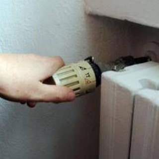 Termosifoni, come fare per risparmiare? Il gesto che 'aiuta' la bolletta Termosifoni, come fare per risparmiare? Il gesto che 'aiuta' la bolletta