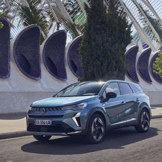 Renault Symbioz, spazio e tecnologia ibrida per la famiglia moderna