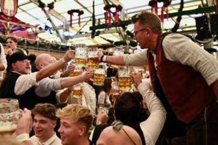 Oktoberfest a pagamento? Scoppia la lite sul biglietto d'ingresso