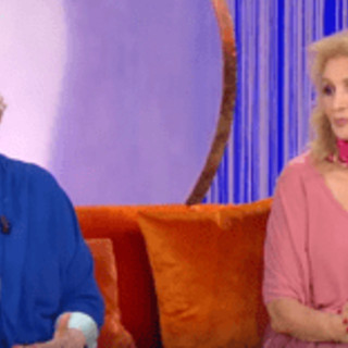 Siparietto tra Iva Zanicchi e Katia Ricciarelli, il tradimento e la frecciata: "Che troika" Siparietto tra Iva Zanicchi e Katia Ricciarelli, il tradimento e la frecciata: "Che troika"