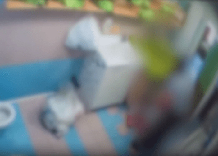 Due maestre d'asilo arrestate per maltrattamenti, altre 2 denunciate a Monza: lasciavano i bimbi incustoditi e senza cibo