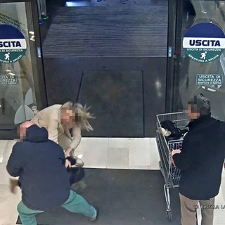 Tenta di rapire una bambina in un supermercato a Bergamo, arrestato