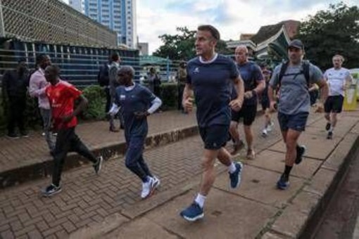 Sorpresa a Nairobi: Macron corre con Kipchoge, leggenda della maratona Sorpresa a Nairobi: Macron corre con Kipchoge, leggenda della maratona