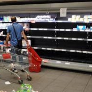 Caro carburanti e tir in sciopero, l'allarme: "Col blocco a rischio rifornimenti supermercati e negozi"