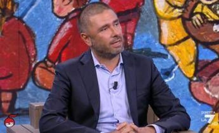 Di Battista in studio a DiMartedì: "Ho iniziato le terapie, il mio tumore è vulnerabile" Di Battista in studio a DiMartedì: "Ho iniziato le terapie, il mio tumore è vulnerabile"