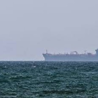 Iran, Pasdaran: "Petroliera con 2 milioni di barili greggio urta mina a Hormuz, nave in fiamme" Iran, Pasdaran: "Petroliera con 2 milioni di barili greggio urta mina a Hormuz, nave in fiamme"