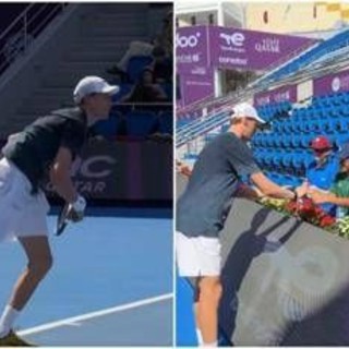 Sinner, primo allenamento a Doha: servizio e... autografi Sinner, primo allenamento a Doha: servizio e... autografi