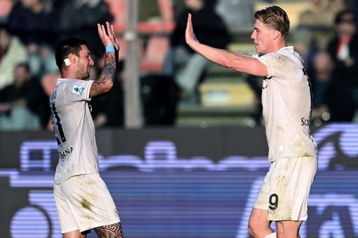 Il Napoli torna a vincere in trasferta, doppietta di Hojlund e Cremonese ko