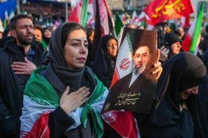 Iran, Mojtaba Khamenei rompe il silenzio: "Voglio vendetta contro Usa, lo stretto di Hormuz resterà chiuso" Iran, Mojtaba Khamenei rompe il silenzio: "Voglio vendetta contro Usa, lo stretto di Hormuz resterà chiuso"