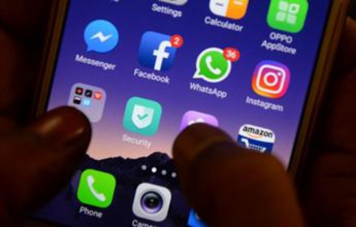 Divieto social media agli under 16 nel Regno Unito, l'esperto: "Serve patentino digitale"