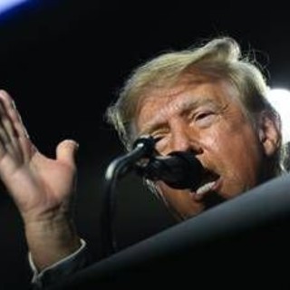 Il Kennedy Center chiude. Trump: "Riapre solo col mio nome" Il Kennedy Center chiude. Trump: "Riapre solo col mio nome"