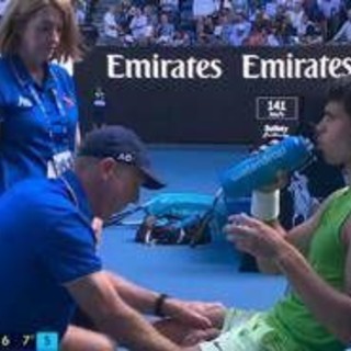 Australian Open, crampi per Alcaraz. E il medical time out fa infuriare Zverev