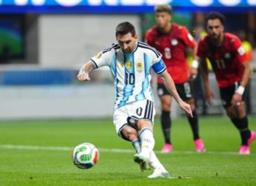 Argentina, choc Messi contro Egitto: sbaglia rigore e centra il palo su punizione Argentina, choc Messi contro Egitto: sbaglia rigore e centra il palo su punizione