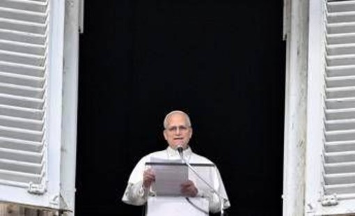 Papa all'Angelus: "Spesso ridicolizzato chi oggi crede alla pace e ha scelto via disarmata"