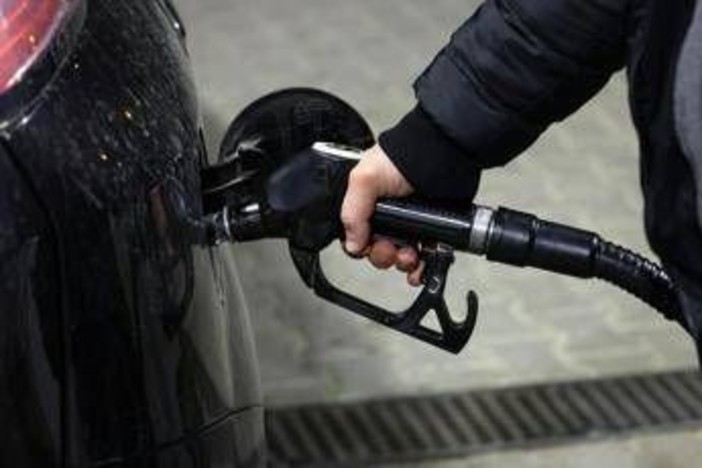 Carburanti, rallenta ma non si ferma corsa dei prezzi per diesel e benzina