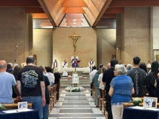 Pietralata, folla ai funerali di Valentina, Luca e Bianca: "Chiediamoci cosa potevamo fare" Pietralata, folla ai funerali di Valentina, Luca e Bianca: "Chiediamoci cosa potevamo fare"