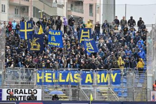 Hellas Verona, Daspo di un anno a calciatore: rifiutò selfie a ragazzino scatenando i tifosi Hellas Verona, Daspo di un anno a calciatore: rifiutò selfie a ragazzino scatenando i tifosi
