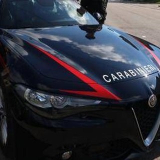 Napoli, tenta di uccidere la moglie: carabinieri fanno irruzione in casa e la salvano